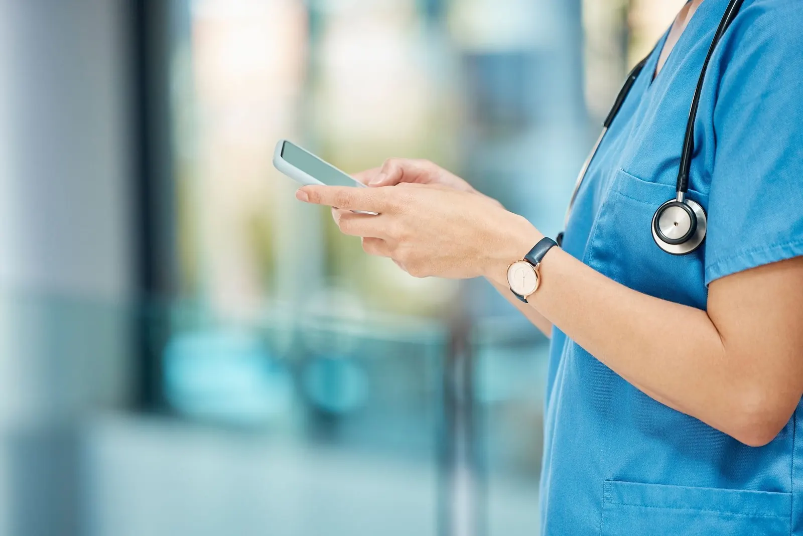 Un membre du personnel infirmier utilise un téléphone cellulaire dans un milieu de soins.