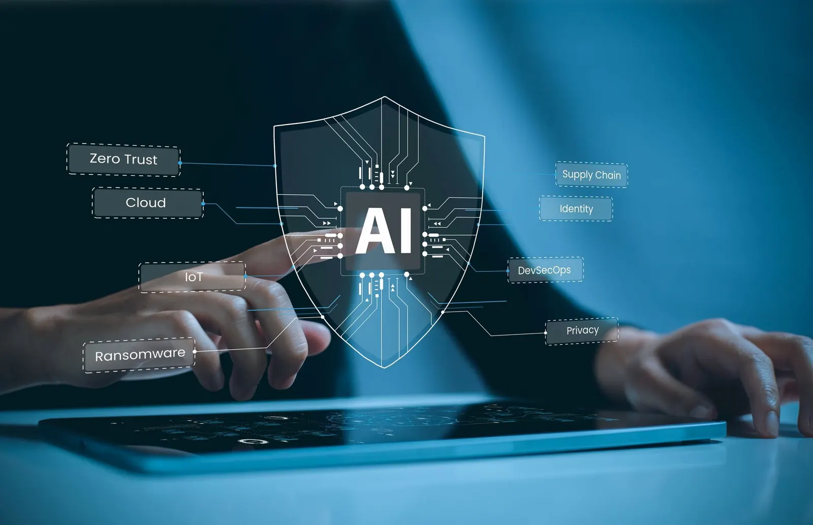 Une personne utilise une tablette dont l’écran affiche un bouclier.